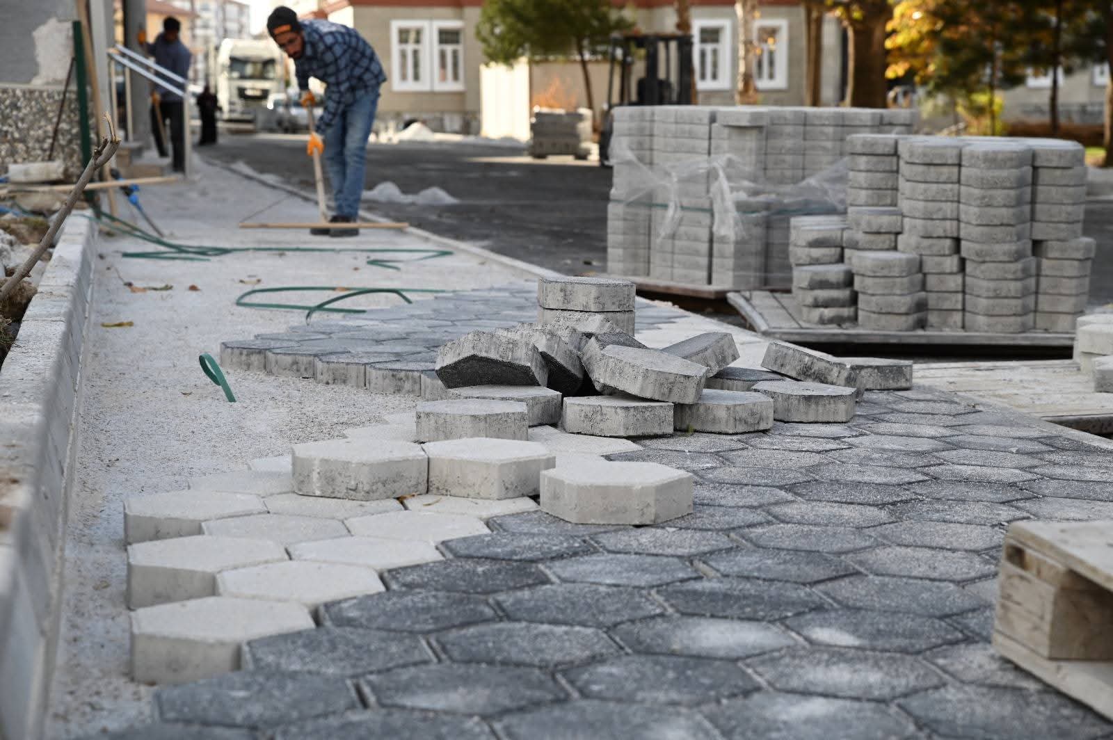 Emirdağ’da Kaldırım Döşeme Çalışmaları Devam Ediyor