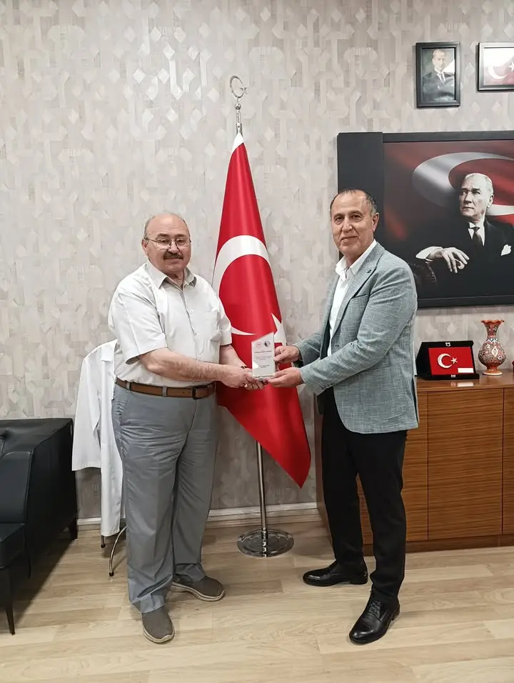Afyonkarahisar Devlet Hastanesi'ne Değerli Destek: Abdülkadir Emrullahoğlu'na Teşekkür Plaketi