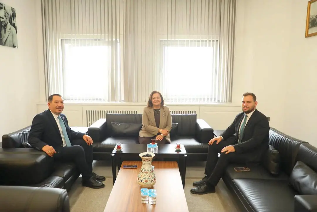 Dinar Belediye Başkanı Veysel Topçu, Afyonkarahisar Belediye Başkanı Burcu Köksal'ı Ziyaret Etti