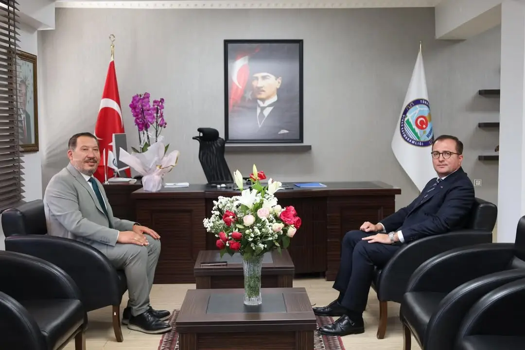 Dinar Belediye Başkanı Veysel Topçu, Kaymakam Mehmet Naim Akgül'e Hayırlı Olsun Ziyaretinde Bulundu