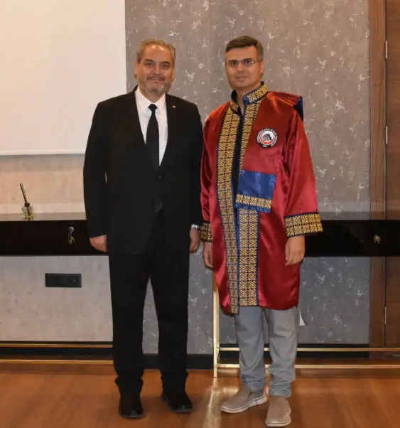 AFSÜ’DE YENİ AKADEMİK KADROLARA ATANAN HOCALAR CÜBBELERİNİ GİYDİ