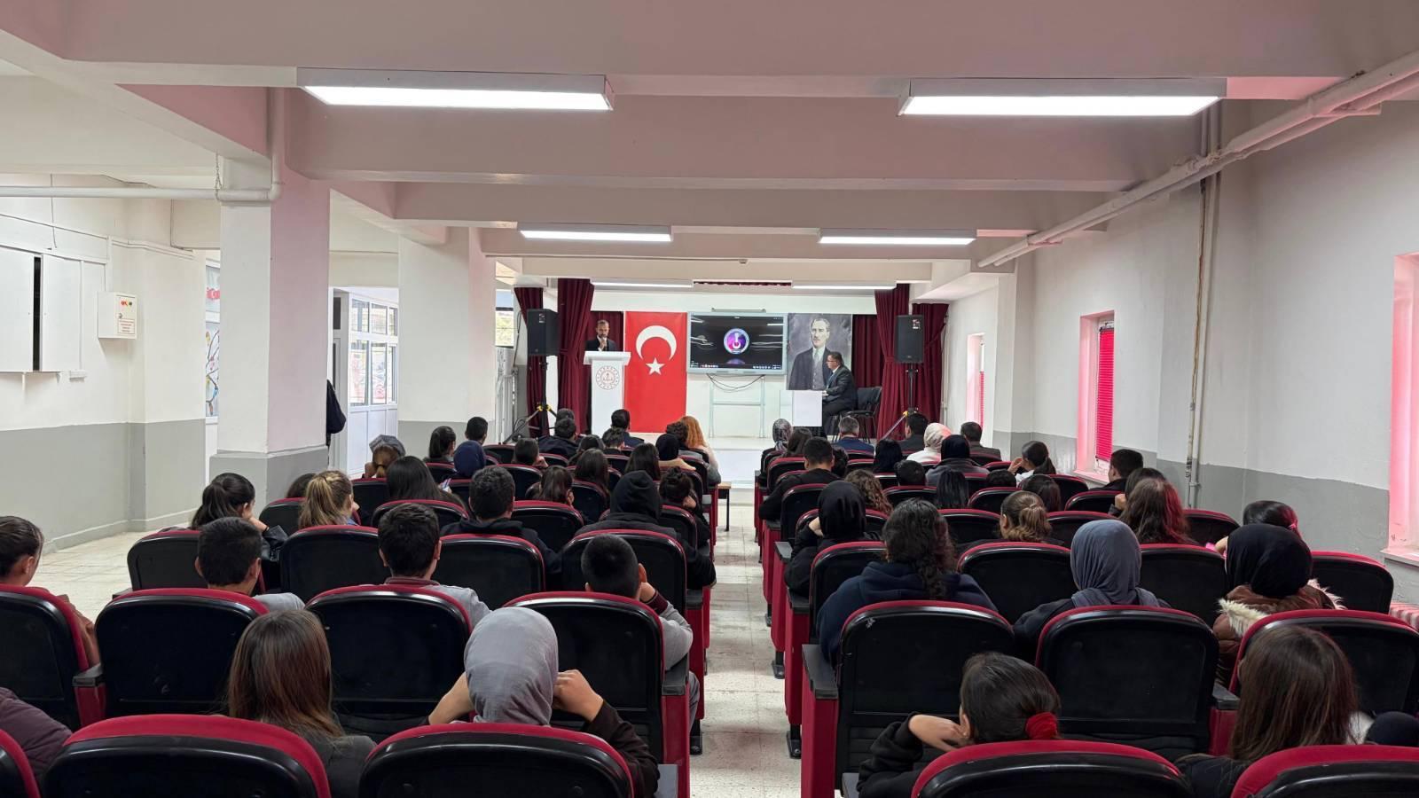 Afyonkarahisar'da Öğrencilere Siber Güvenlik Eğitimi Verildi