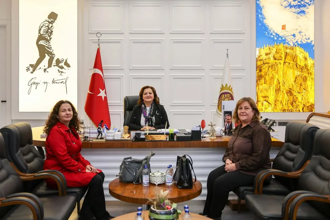 Afyonkarahisar Güzel Sanatlar Derneği Başkanı Zeynep Gürman ve Melike Erkuni ile Görüş Alışverişinde Bulundu