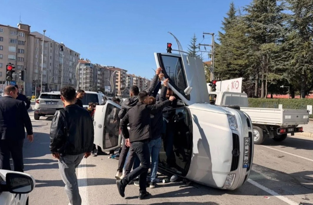 Afyonkarahisar Jandarma Kavşağı'nda Zincirleme Trafik Kazası Meydana Geldi