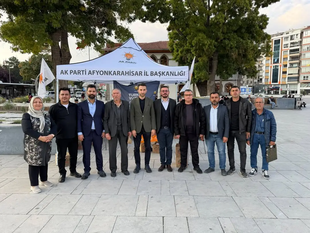 AK Parti Afyonkarahisar İl Gençlik Kolları Zafer Meydanında Stand Açtı