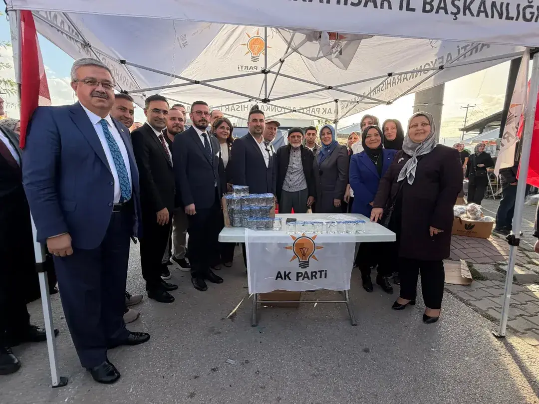 AK Parti İstanbul Milletvekili Tuğba Işık Ercan, Fatih Pazar Yeri'nde AK Parti Standını Ziyaret Etti