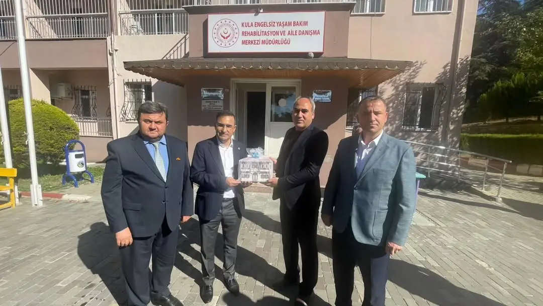AK Parti Kula İlçe Başkanı Nejat Gülmez ve MHP İlçe Başkanı Hüseyin Sönmez Engelsiz Yaşam Merkezini Ziyaret Etti