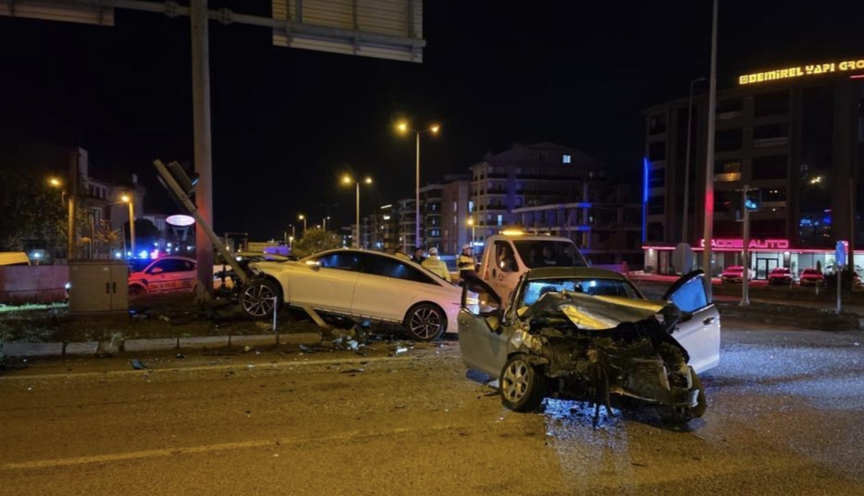 Bandırma'da İki Otomobil Çarpıştı: 3 Kişi Yaralandı