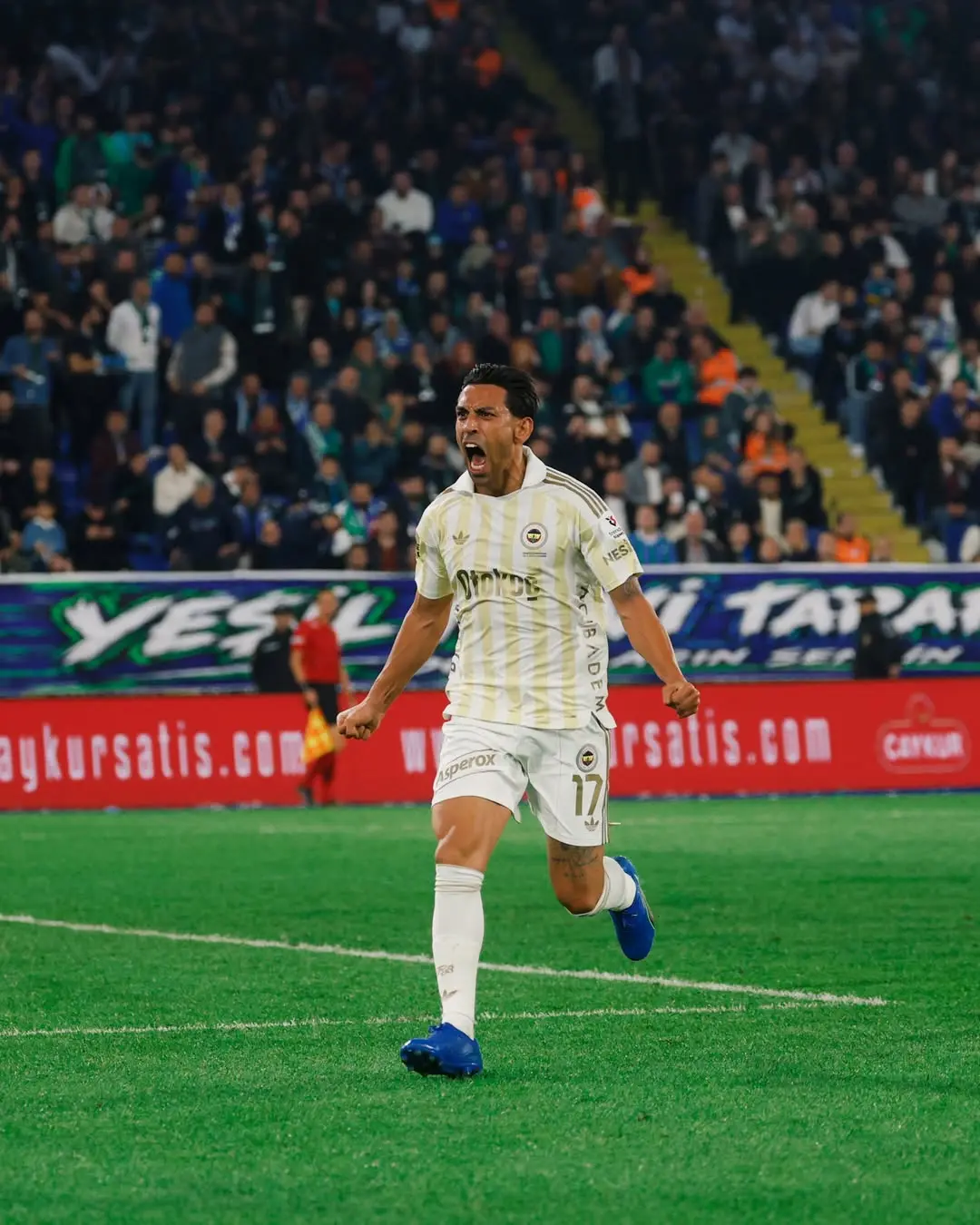 Fenerbahçe'den Etkileyici Gol: 17 Ölçtü, Biçti ve Kendine Has Golünü Attı