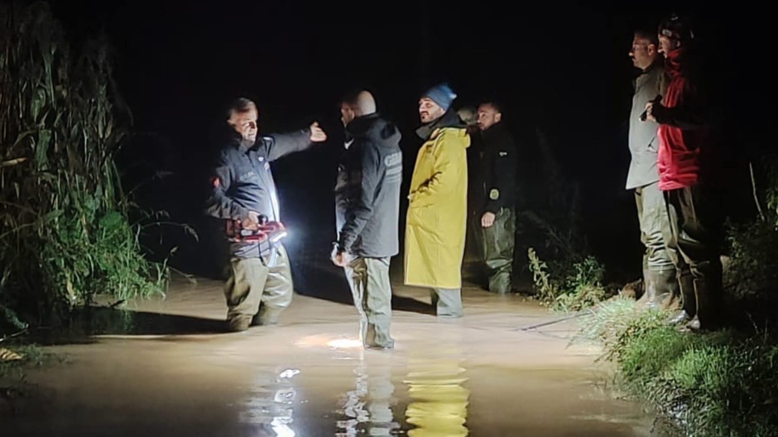 Gebze'de Dereye Düşen Cipin Sürücüsü Kurtulurken, Su'da Kaybolan 2 Kişi Aranıyor
