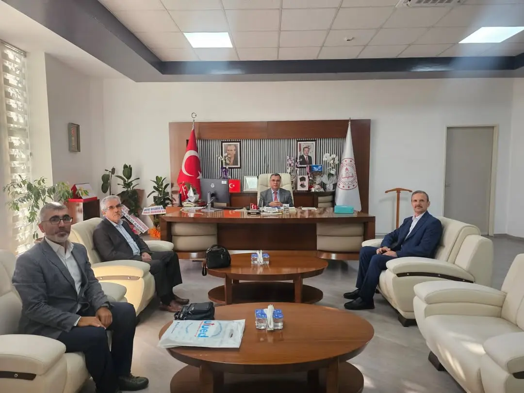 Hayrat Vakfı İl Koordinatörü Mesut Hizarcı, İl Milli Eğitim Müdürü İsmail Altınkaynak'a Hayırlı Olsun Ziyaretinde Bulundu
