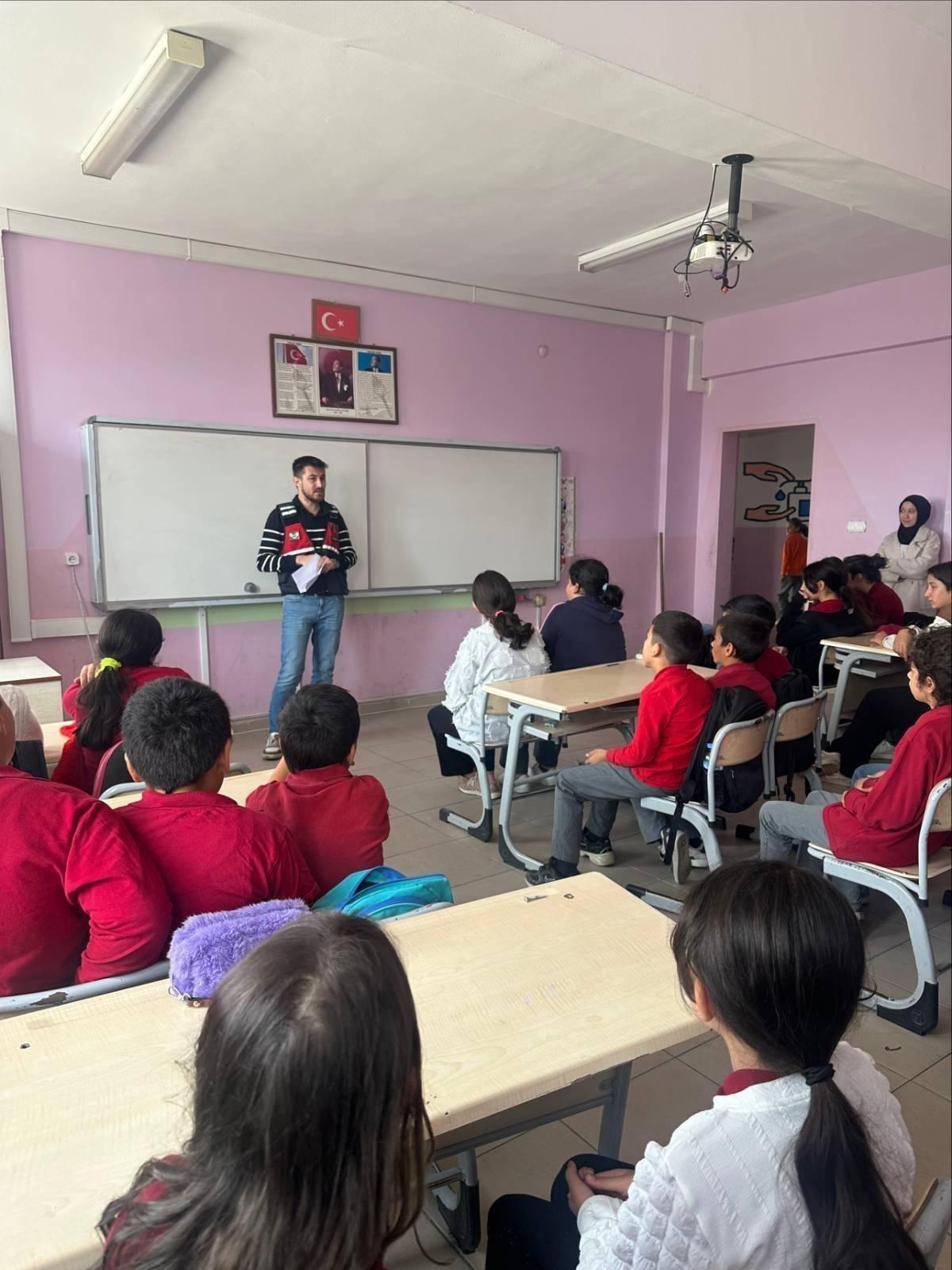 Jandarmadan Öğrencilere Siber Güvenlik Eğitimi Verildi