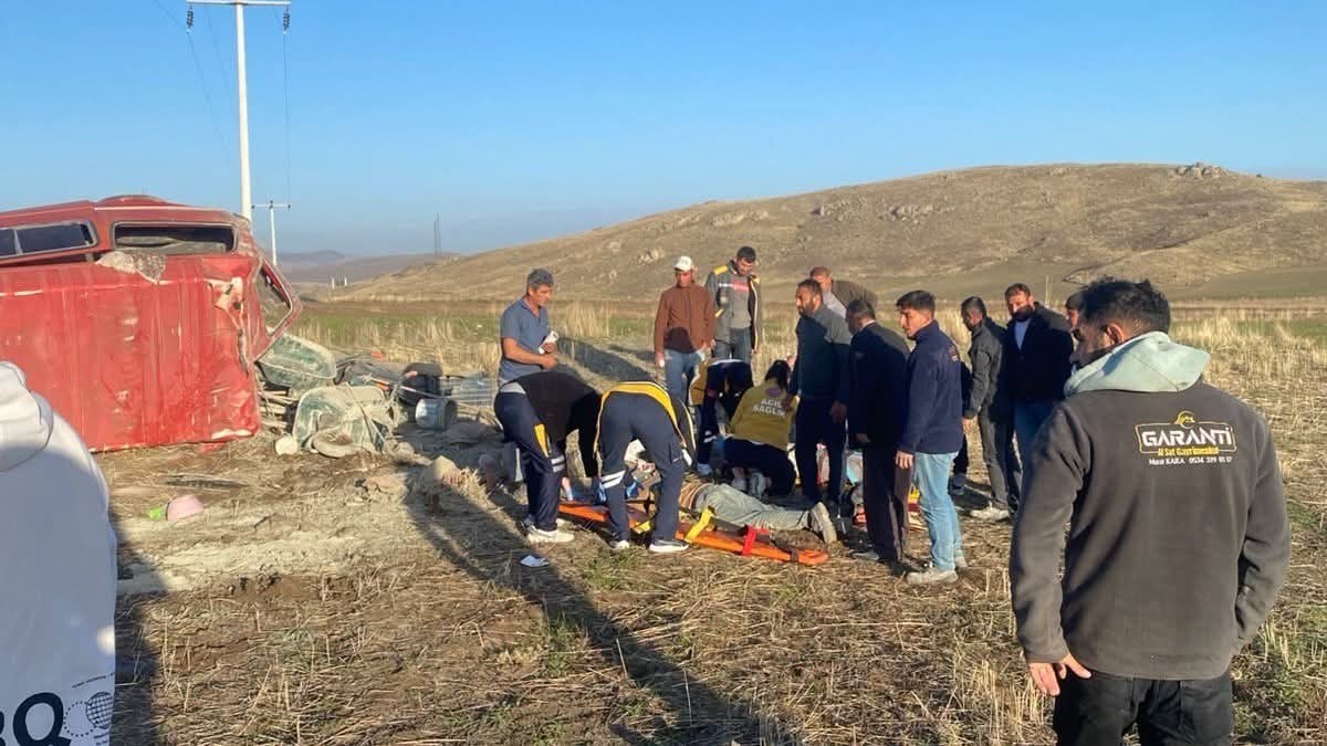 Konya Kulu'da İşçi Minibüsü Devrildi: 6 Kişi Yaralandı