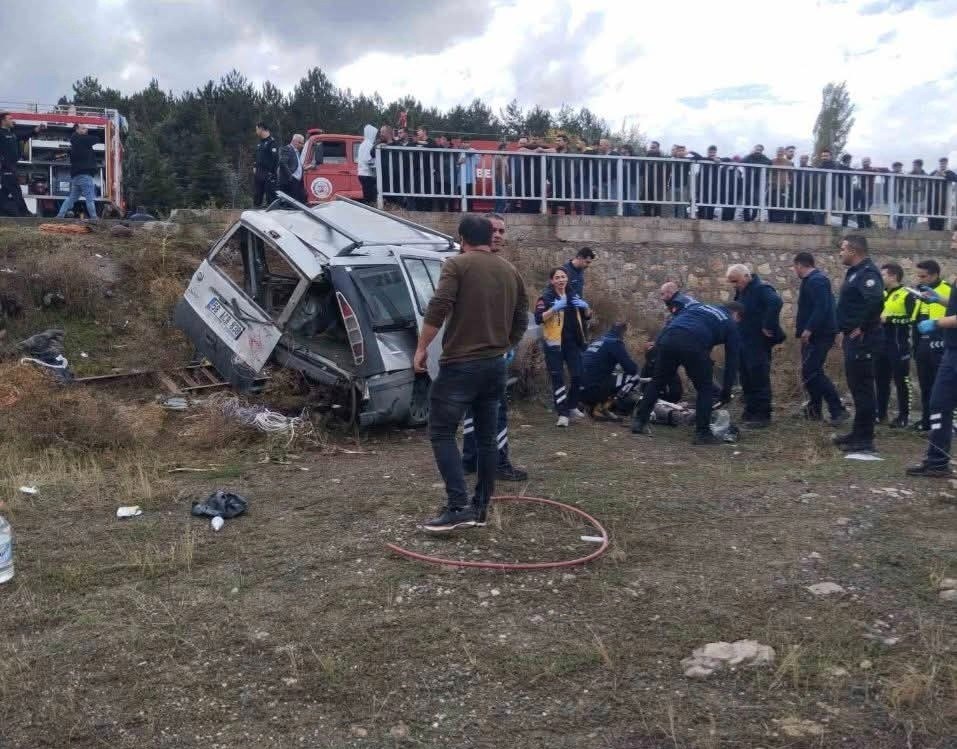 Sivas Suşehri'nde Araç Şarampole Yuvarlandı: 1 Kişi Öldü 4 Kişi Yaralandı