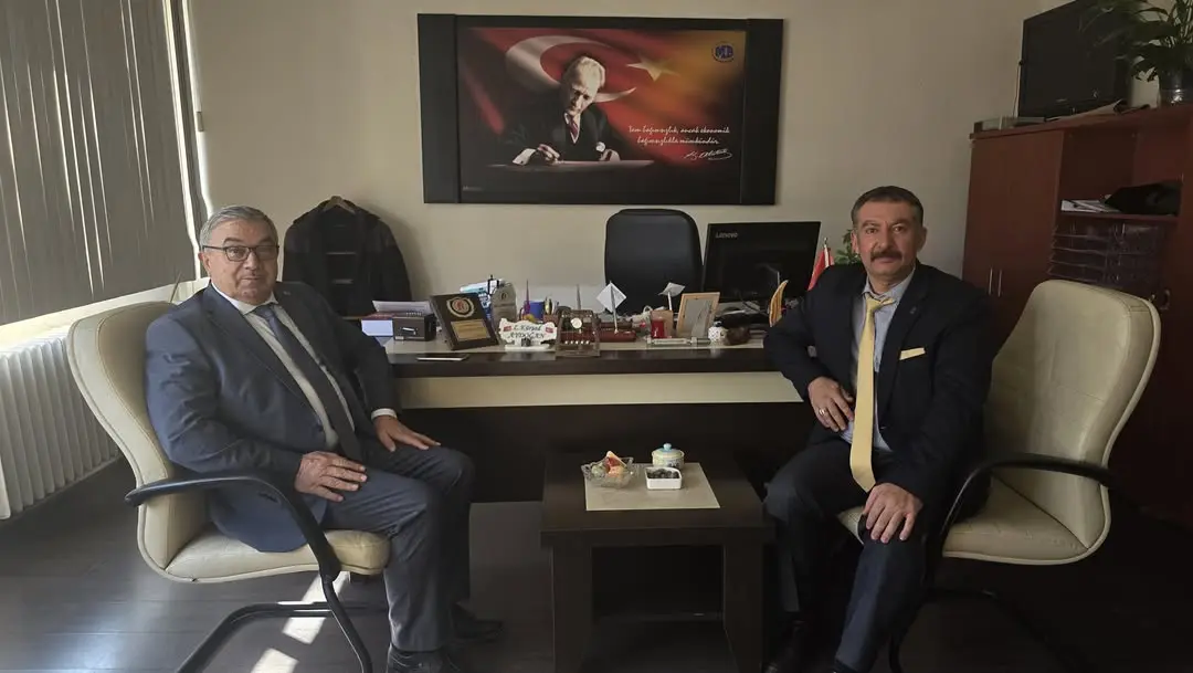 Şuhut Belediye Başkanı Muhuttin Özaşkın, Şuhut Vergi Dairesi Müdürü Kürşad Aydoğan'ı Ziyaret Etti