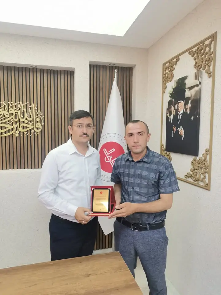 Türkbelkavak Köyü Cami İmam-Hatibi Hikmet Sarıçiçek'e Teşekkür Plaketi Takdim Edildi