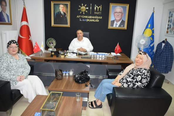 İYİ Parti İl Başkanı Mısırlıoğlu, Dernek Başkanı Orhan'dan Kitap Takdimi Aldı