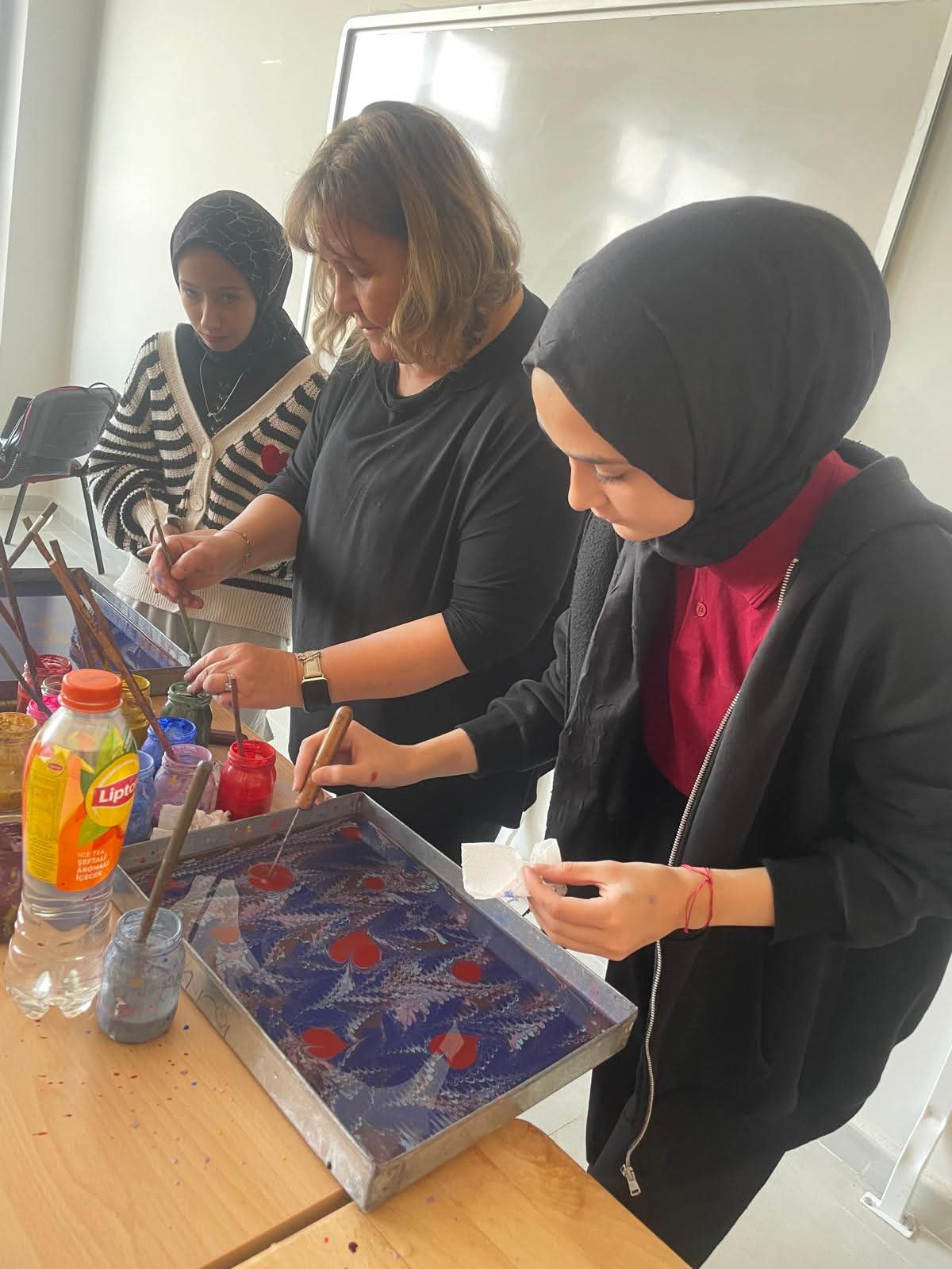 Maarif Atölyelerinde Renklerin Dansı Ebru Sanatı Gençlerle Buluştu