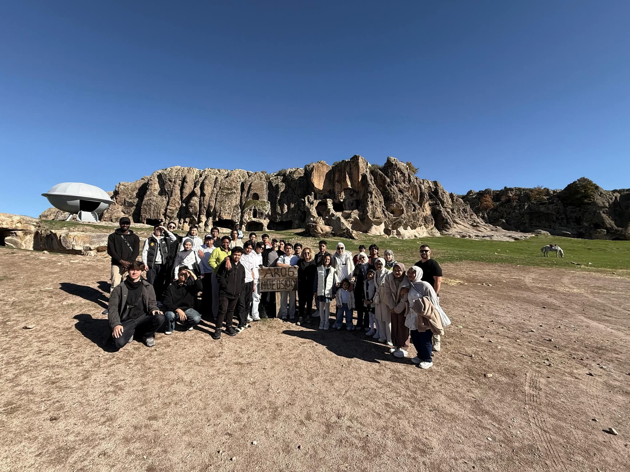  AKÜ TÖMER Öğrencileri Cumhuriyetin 102. Yılını Frigyada Çevre Temizliğiyle Kutladı