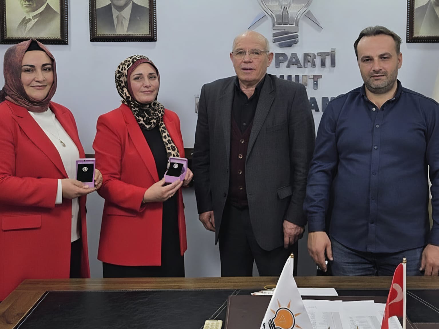 AK PARTİ ŞUHUT’TA ÜYE ÇALIŞMALARINA GÜMÜŞ ROZETLİ MOTİVASYON