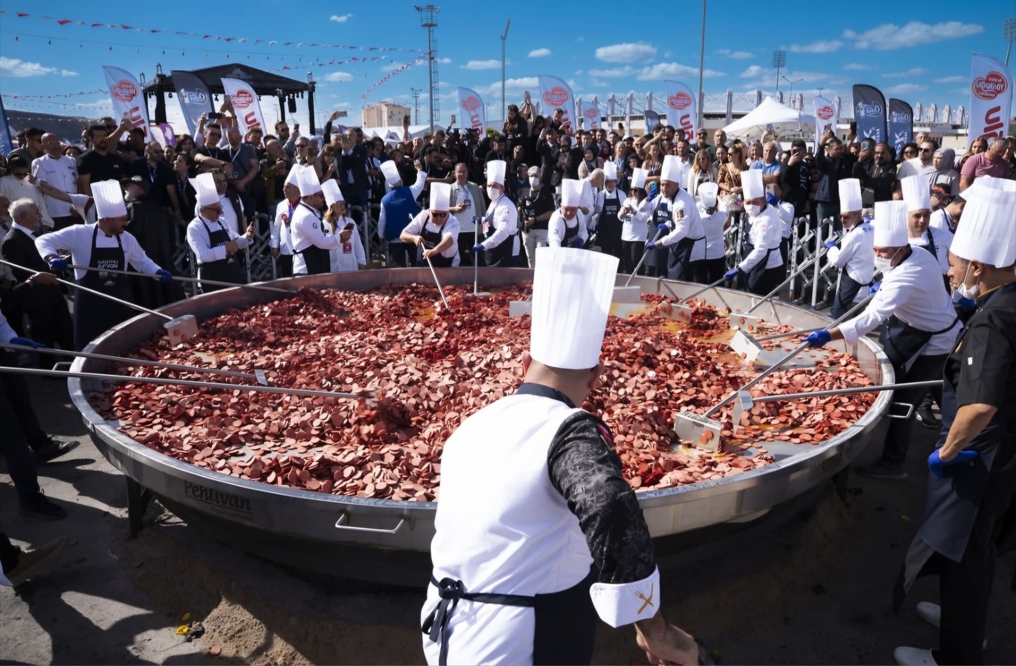 Afyonkarahisar’ın 1930 Kilogramlık Dev Sucuklu Yumurtası Guinness Rekorları Kitabı’na Girdi