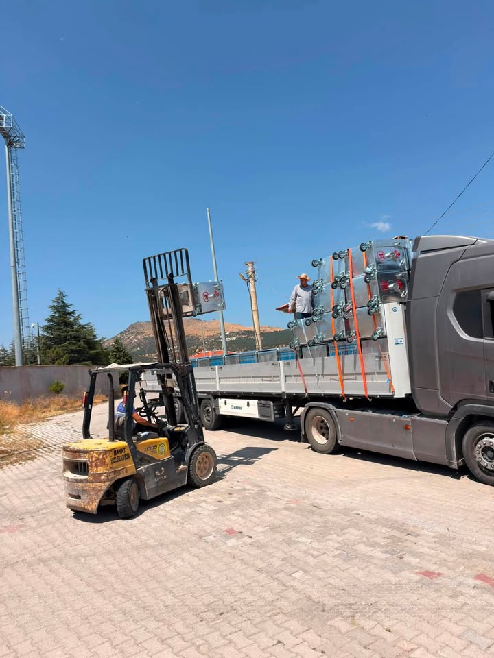 Bayat'a 80 yeni çöp konteyneri hibe edildi