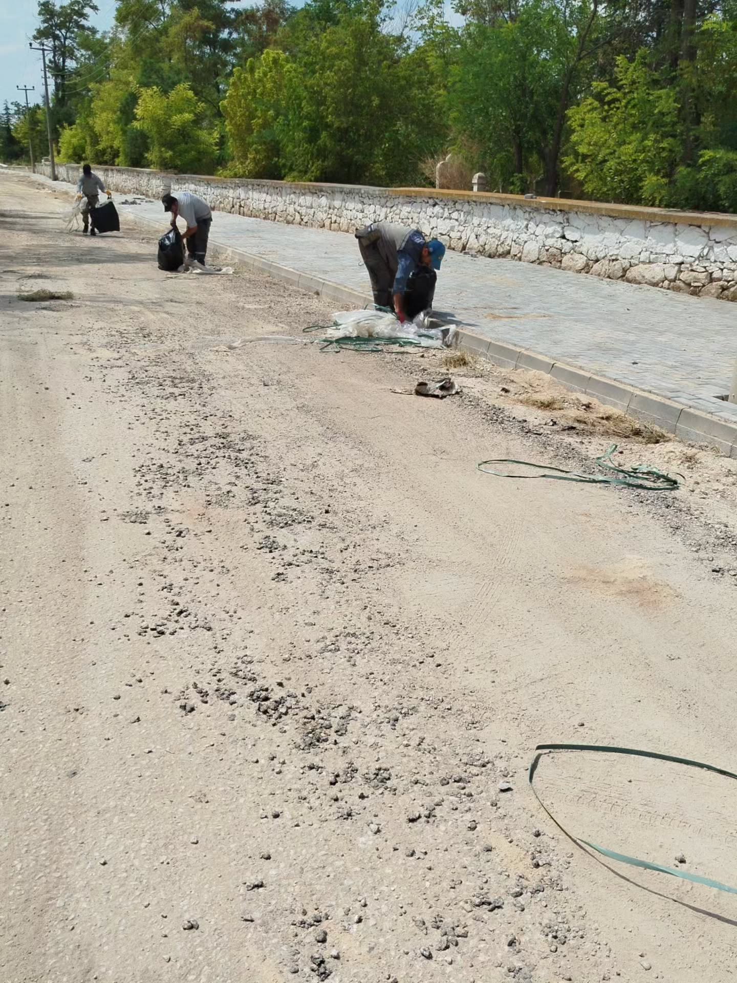 Bolvadin Belediyesi'nden Mezarlık Temizliği