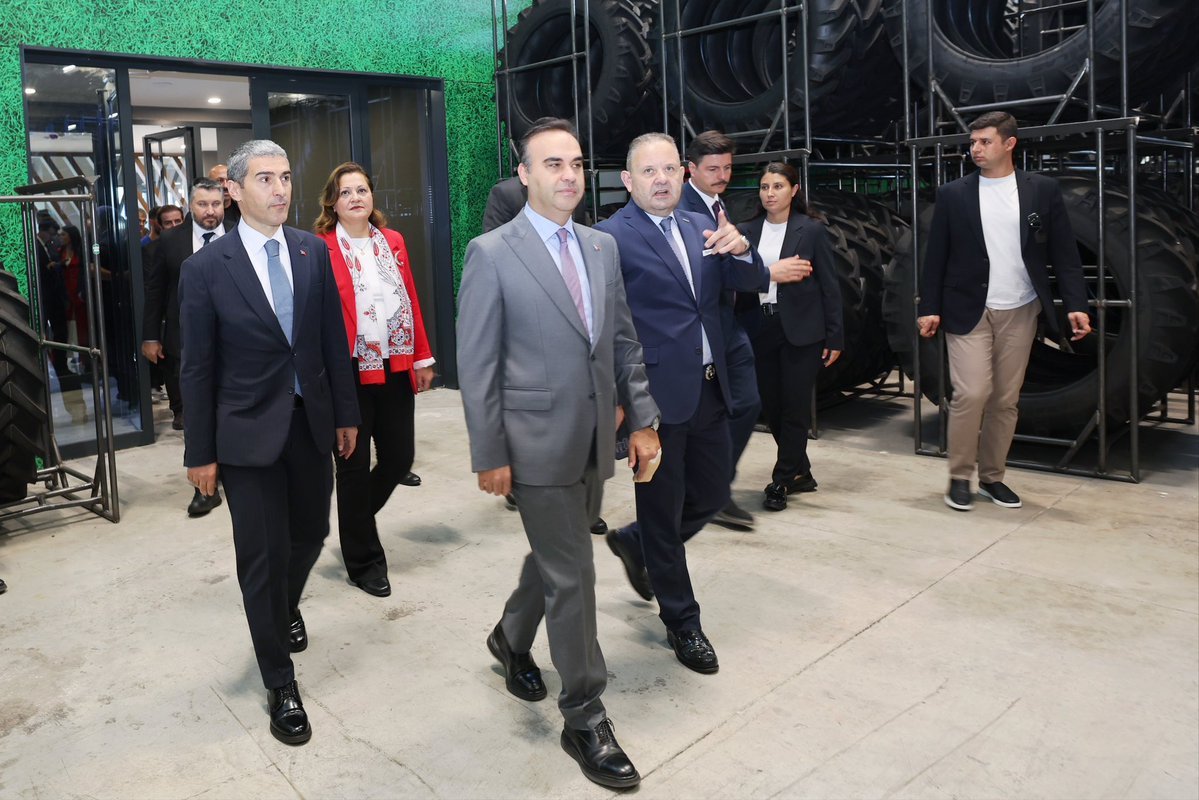 Bakan Kacır, Emirdağ'da Lastik Fabrikasını Ziyaret Etti