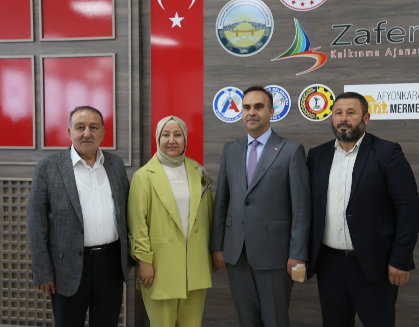 Bakan Kacır, İscehisar Mermer Akademisi'ni ziyaret etti