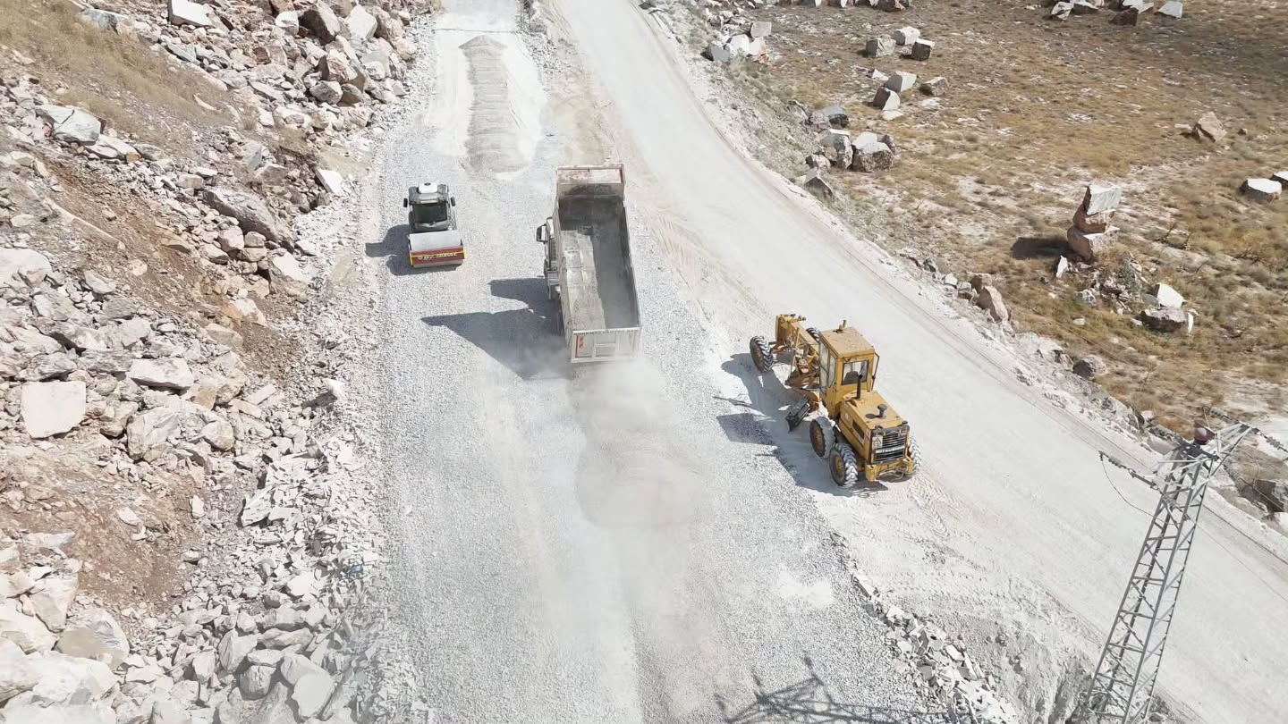 Acem Deresi Yolu Sıcak Asfaltla Yenileniyor