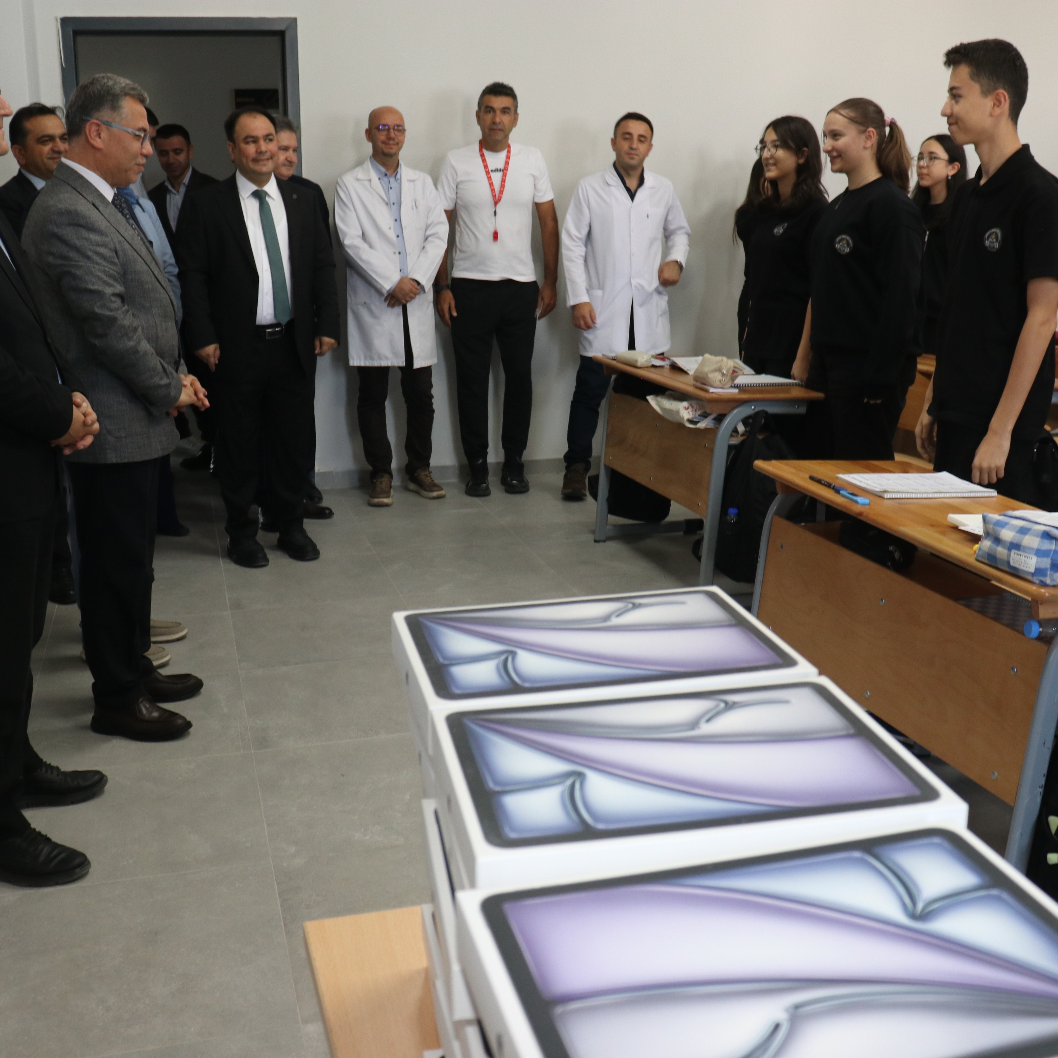 Fen Lisesi Öğrencilerine Tablet Desteği