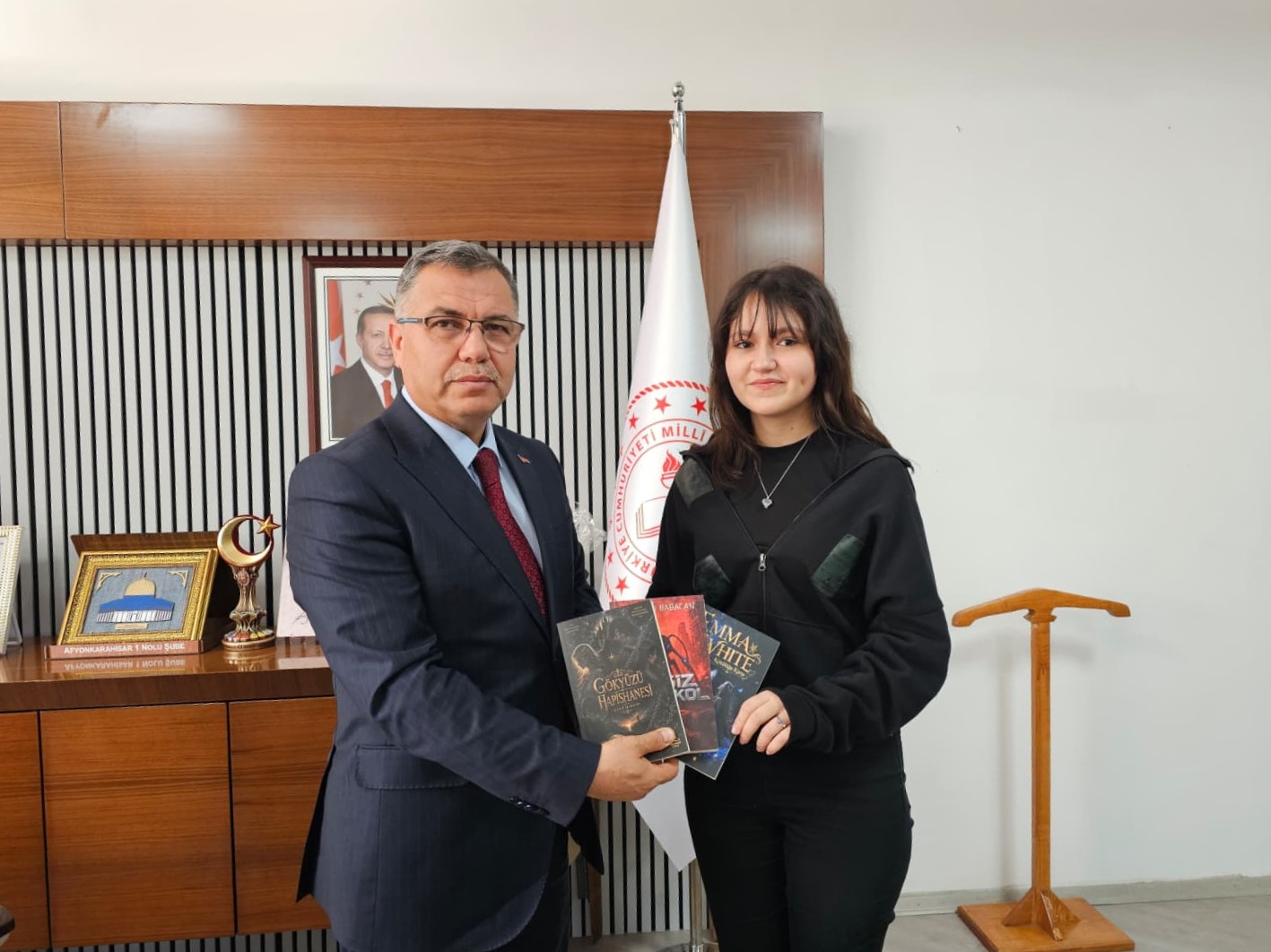 16 Yaşında Üç Kitap Yazarak Başarıya İmza Attı