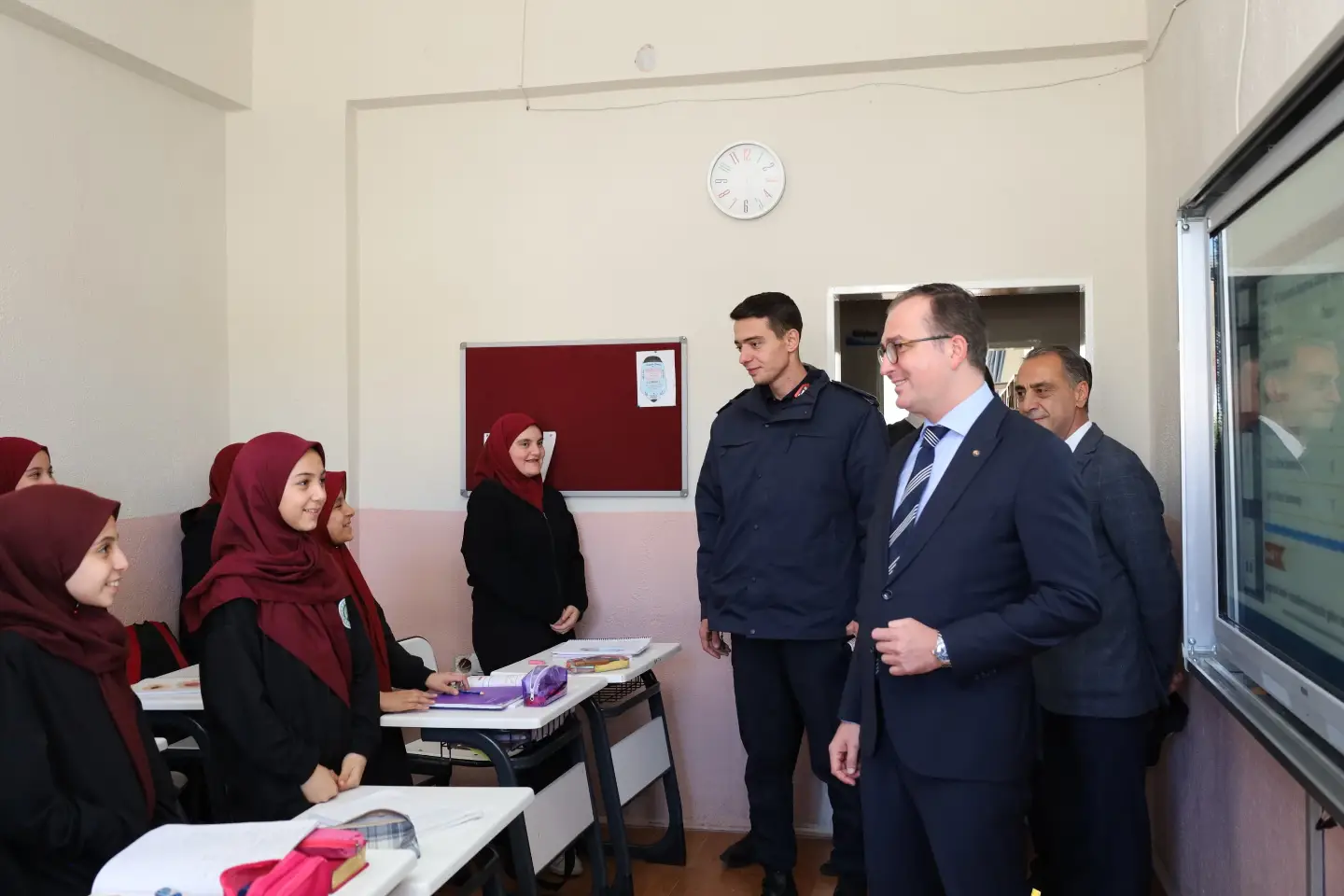 Kaymakam Mehmet Naim Akgül, okul ziyaretinde bulundu