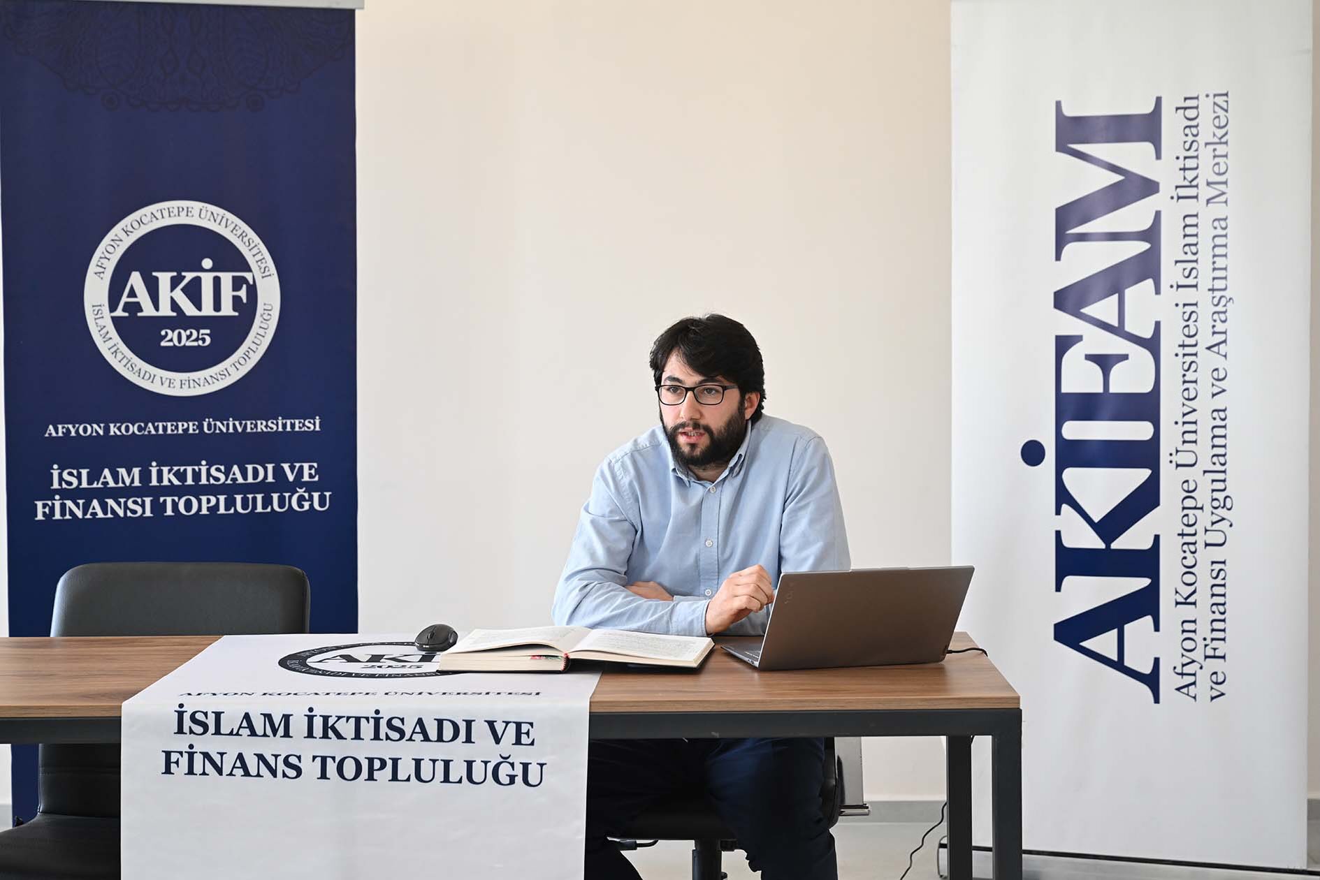 AKÜ'de Akit Nazariyesi Tartışıldı
