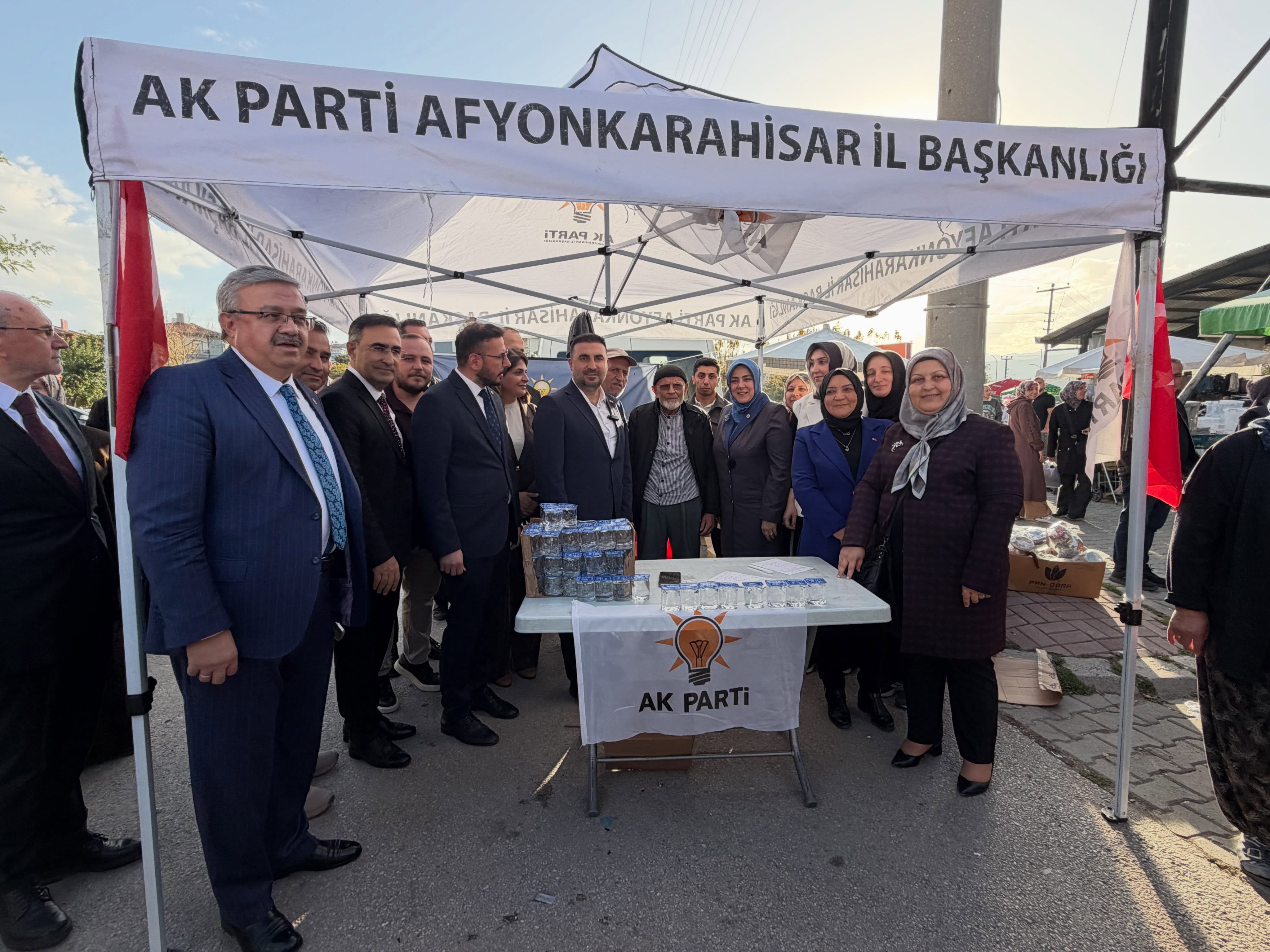 AK Parti Standı Fatih Pazarında Ziyaret Edildi