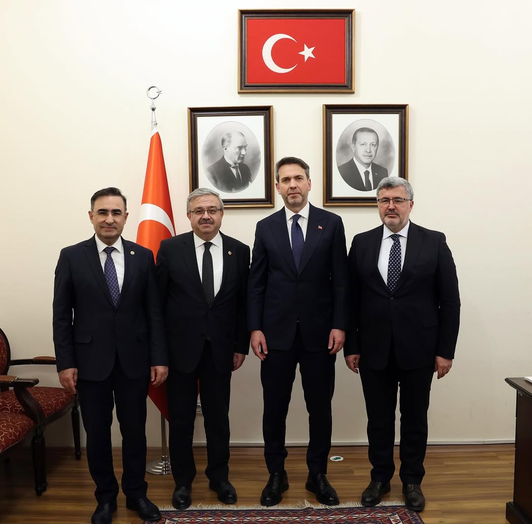 Ak Parti Milletvekilleri TBMM'de Enerji Bakanı Bayraktar'ı Ziyaret Etti