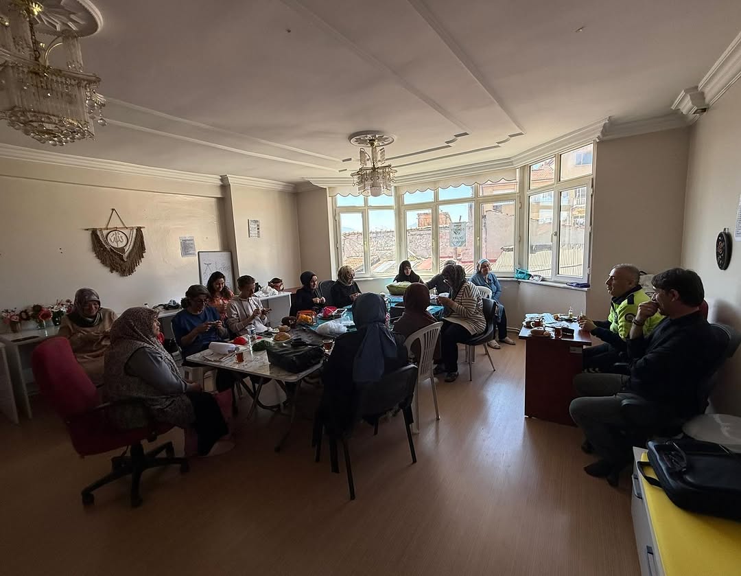 Bolvadin ADEM'de Trafik Bilinci ve Hukuk Okur Yazarlığı Eğitimi Verildi