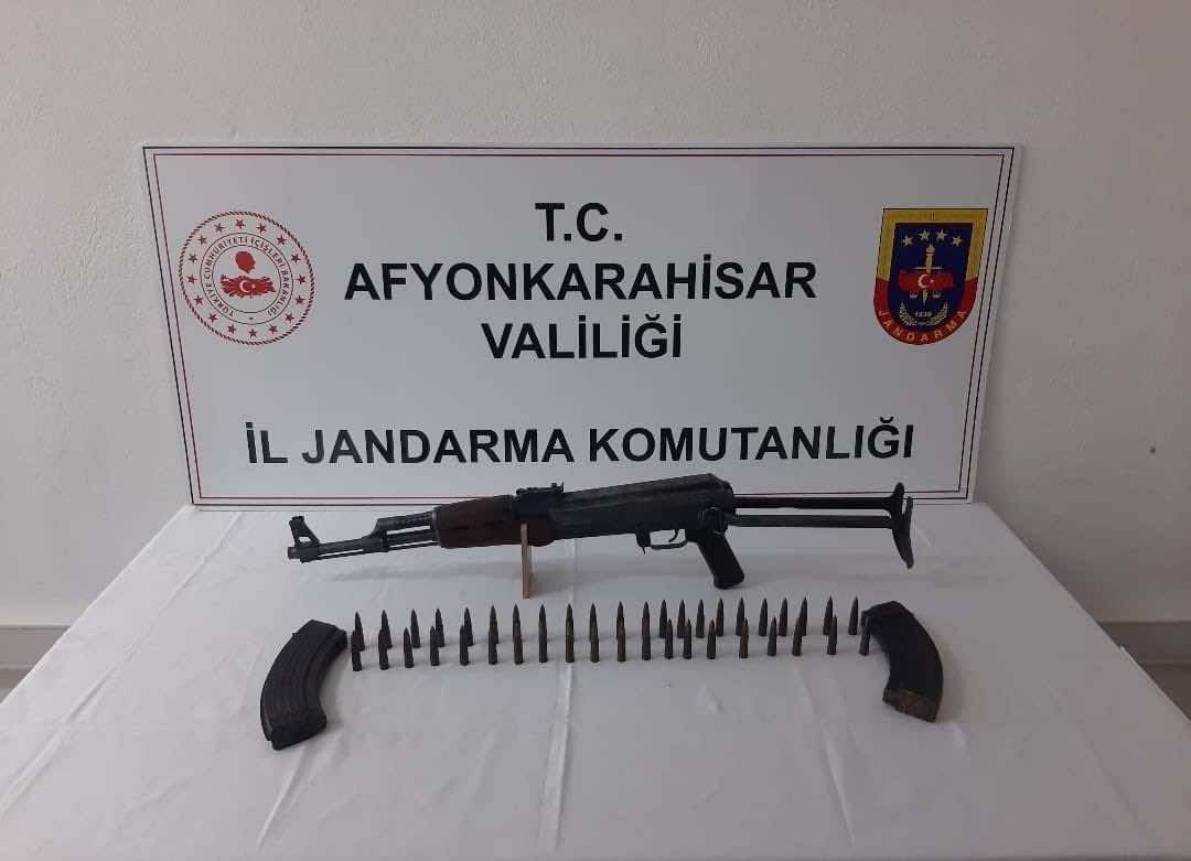 Dinar’da Şüpheli Araçta Silah  Ele Geçirildi