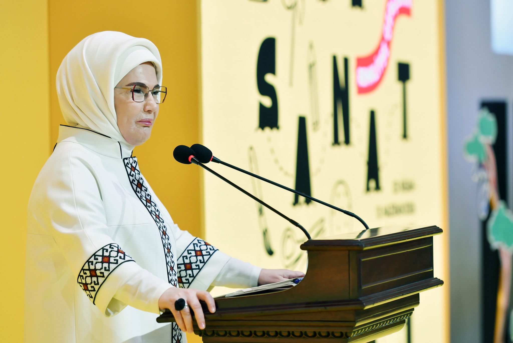 Emine Erdoğan, Rami Çocuk ve Sanat Bienali'ne katıldı