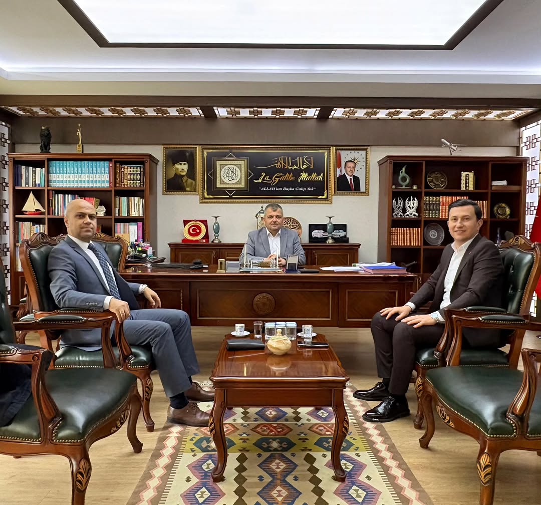Emirdağ Belediye Başkanı Serkan Koyuncu, Emirdağ Vakıflar Bankası Şube Müdürü Mehmet H. Öksüz'e Teşekkür Etti