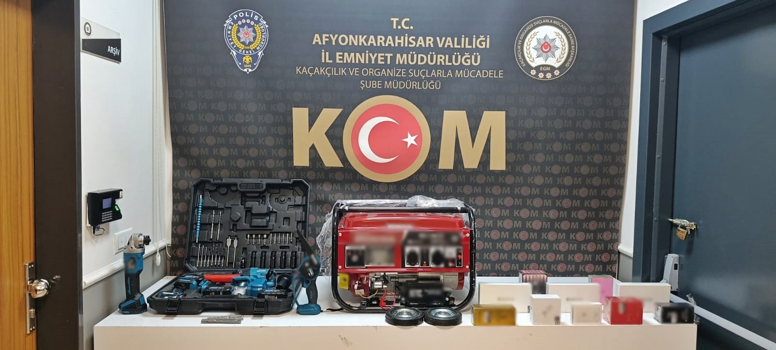 İl Merkezinde Durdurulan Araçta Çok Sayıda Kaçak Ürün Ele Geçirildi