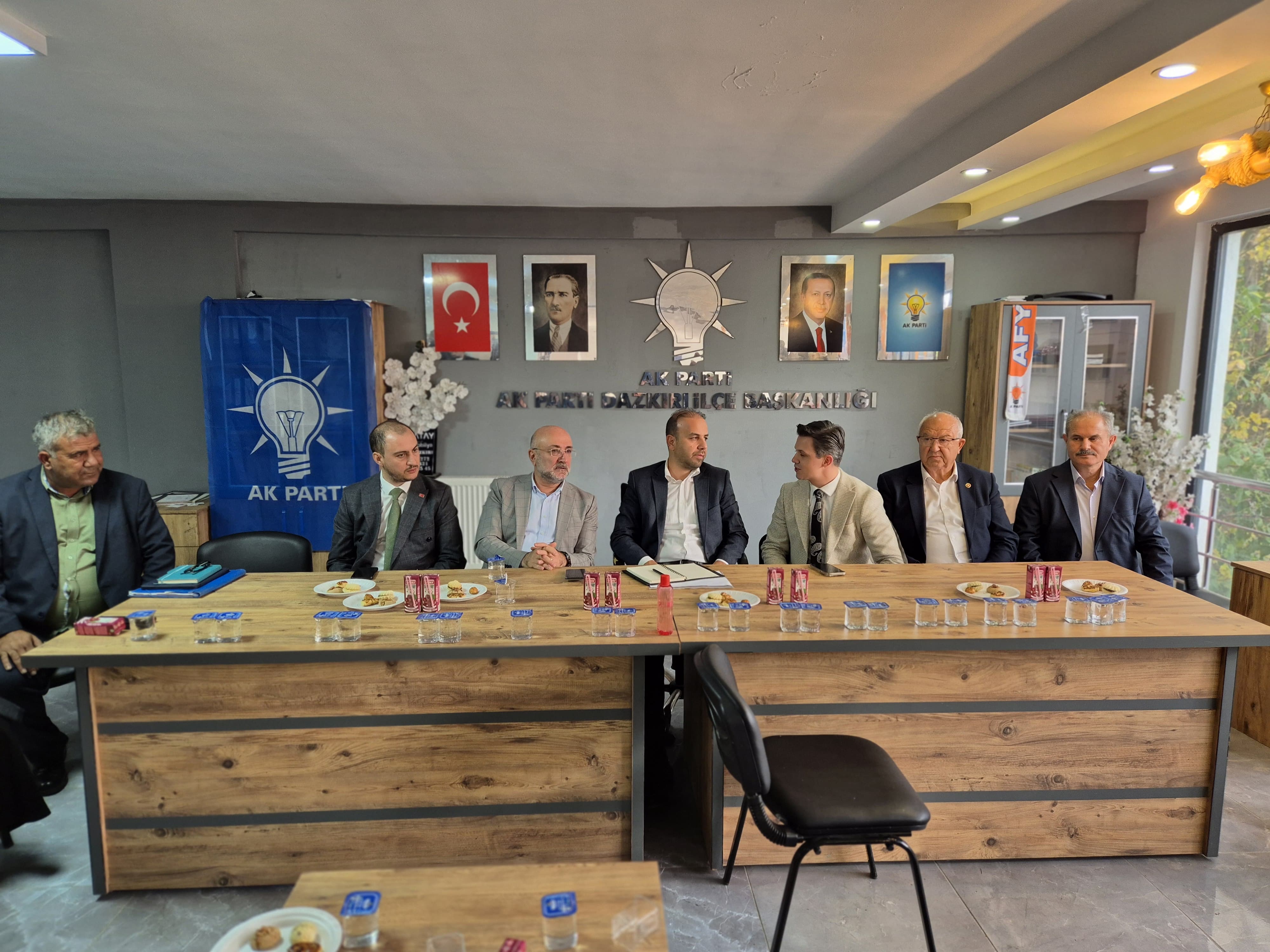 GÜLTEKİN AK PARTİ AFYON DA BAŞARILI İSİMLERE GÜMÜŞ ROZET TAKDİM ETTİ