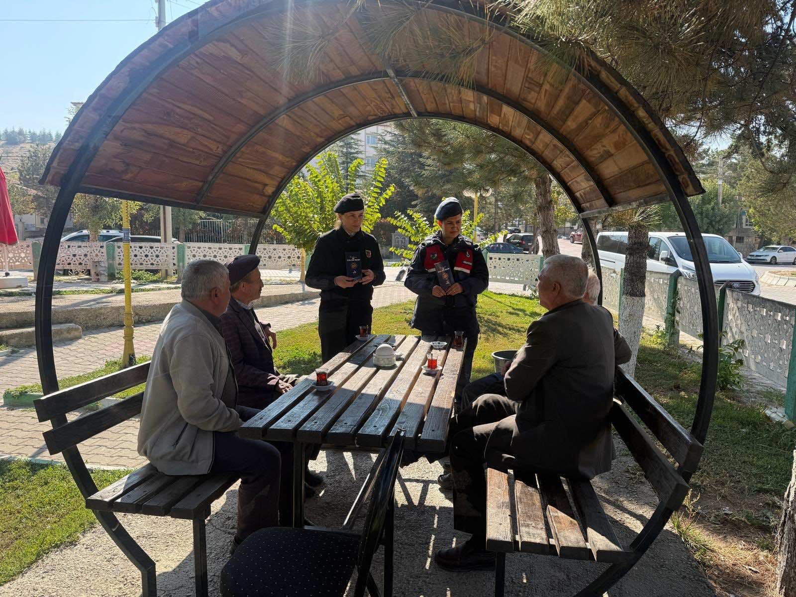 Jandarmadan Salar ve Işıklar da KADES ve Kadına Şiddetle Mücadele Eğitimi